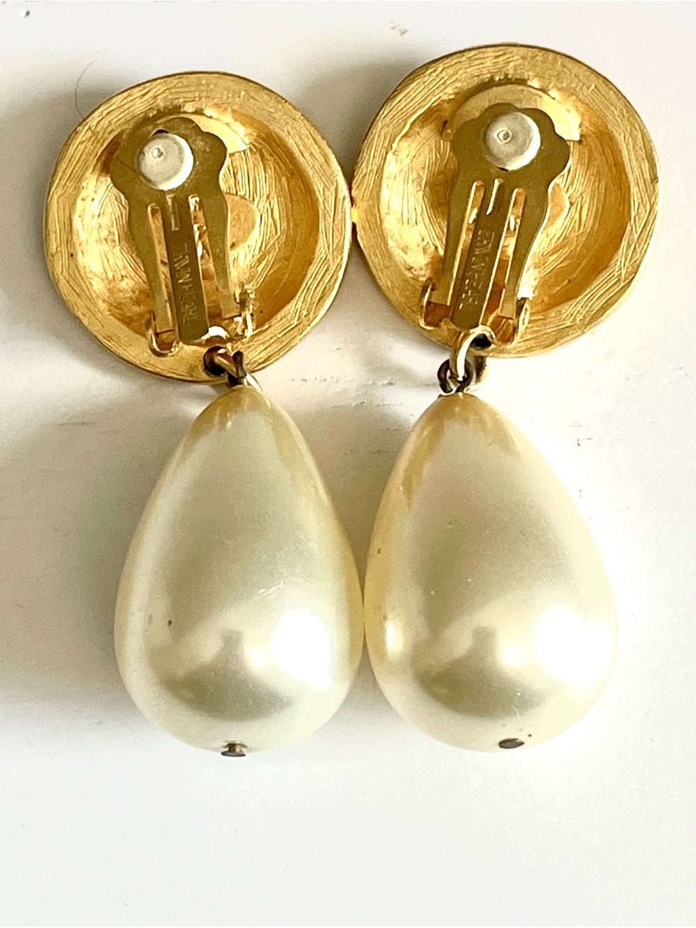 Erwin Pearl Vintage Gold Swirl Pearl Clip Earrings Drop Dangle Runway Statement - Picture 6 of 10